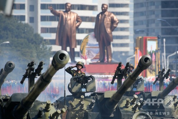 北朝鮮で建国70年祝う軍事パレード、ICBMは登場せず