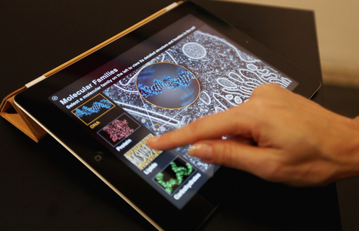 iPadが電子教科書に、アップル 無料アプリ「iBooks 2」公開