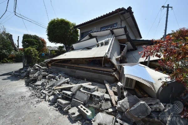 熊本地震、懸命の救助活動続く 負傷者860人以上