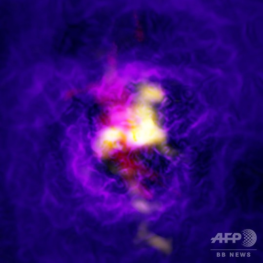 噴水のように流れるガス、銀河団「エイベル2597」 噴水のように流れるガス、銀河団「エイベル2597」