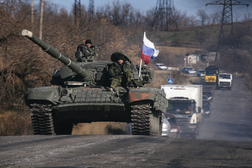 戦車など数十台、ロシアから越境 ウクライナの親露派地域に入る