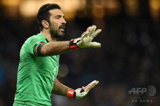 ブッフォンが仏パリに到着、PSG加入へメディカルチェックも ブッフォンが仏パリに到着、PSG加入へメディカルチェックも