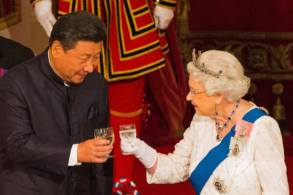 英マスコミの「野蛮人」は礼儀教育必要 中国紙、英女王の発言で
