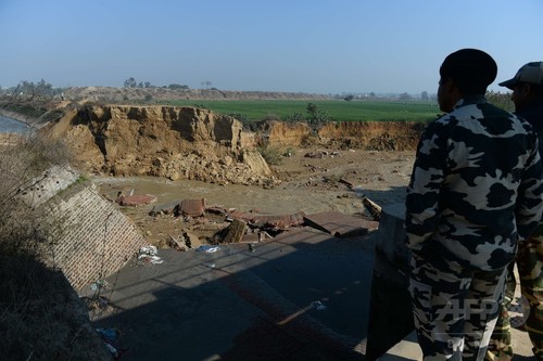 インド首都の水不足、復旧まで半月要す見込み 市当局 インド首都の水不足、復旧まで半月要す見込み 市当局
