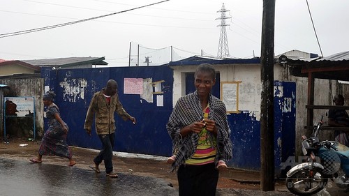 隔離施設を武装集団が襲撃、エボラ患者17人逃亡 リベリア 隔離施設を武装集団が襲撃、エボラ患者17人逃亡 リベリア