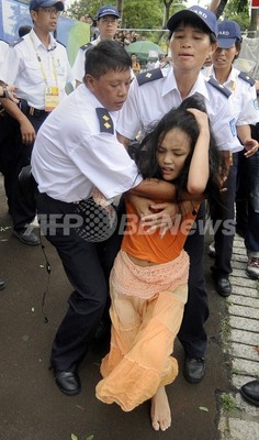 チベット支持派の女子大生、競技場から強制退去 チベット支持派の女子大生、競技場から強制退去