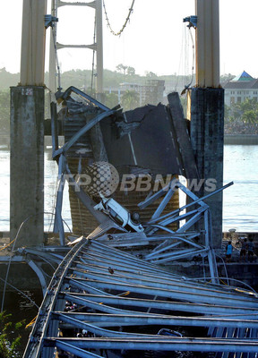 720メートルの橋崩落、死者・行方不明者40人超 インドネシア 720メートルの橋崩落、死者・行方不明者40人超 インドネシア