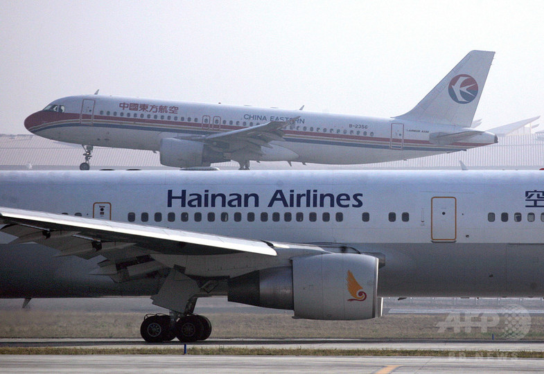 飛行機エンジンに向け硬貨投げる、高齢女性が安全祈願で 中国 飛行機エンジンに向け硬貨投げる、高齢女性が安全祈願で 中国