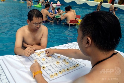 もうプールでやるしかない! 暑さ逃れてマージャンや将棋 中国 もうプールでやるしかない! 暑さ逃れてマージャンや将棋 中国