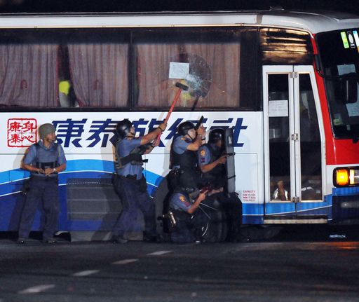 マニラのバス乗っ取り、人質8人死亡 犯人射殺