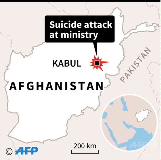 アフガン首都の政府庁舎前で自爆攻撃 12人死亡、31人負傷 アフガン首都の政府庁舎前で自爆攻撃 12人死亡、31人負傷
