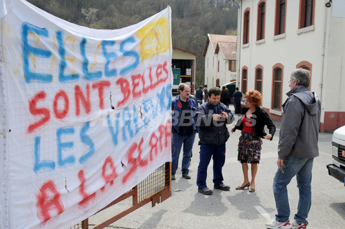 解雇手当に不満の従業員らが幹部を監禁、フランスの接着剤工場 解雇手当に不満の従業員らが幹部を監禁、フランスの接着剤工場