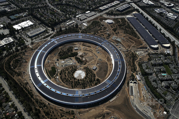 米アップルの「宇宙船型」新社屋、間もなく完成 総工費5600億円