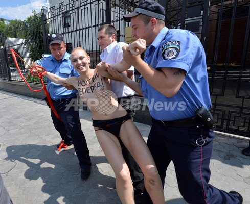 露プーチン大統領に裸で抗議、女性権利団体FEMEN 露プーチン大統領に裸で抗議、女性権利団体FEMEN