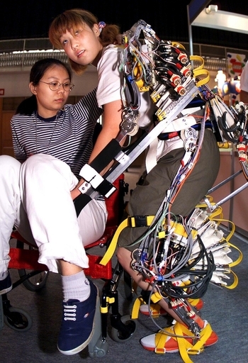 介護の新兵器登場、「パワーアシストスーツ」で重い人もラクラク