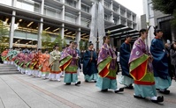華やかな伝統絵巻、国学院大学で成人加冠式