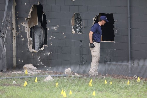 フロリダのゲイクラブ銃撃、死者50人 米史上最悪の銃乱射事件に フロリダのゲイクラブ銃撃、死者50人 米史上最悪の銃乱射事件に