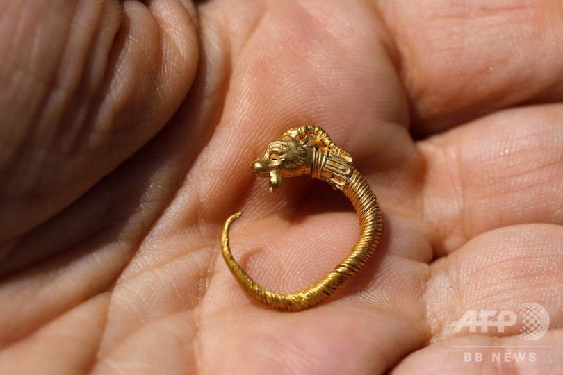 上流階級の黄金のイヤリングを発見、紀元前2〜3世紀 東エルサレム 上流階級の黄金のイヤリングを発見、紀元前2〜3世紀 東エルサレム