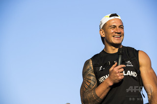 NZ首相、スポンサーロゴ隠したラグビー選手を非難 イスラム教が背景か NZ首相、スポンサーロゴ隠したラグビー選手を非難 イスラム教が背景か