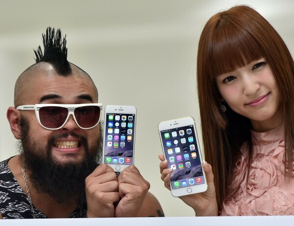 「iPhone 6」発売、中国人バイヤー殺到 「25万円までなら出す」