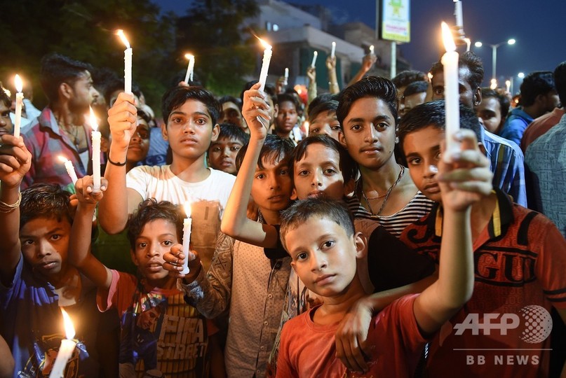 1歳女児レイプに激怒、出稼ぎ労働者への襲撃相次ぐ インドで421人拘束