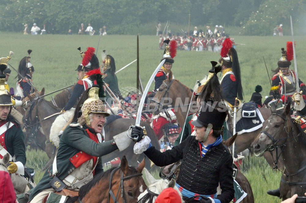 「ワーテルローの戦い」を再現、歴史ファンら1200人が熱戦 写真27枚 国際ニュース:AFPBB News