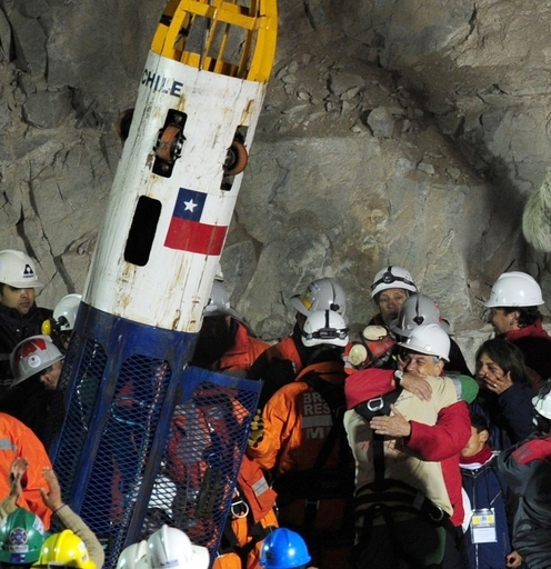 チリ鉱山事故、落盤発生から救出まで