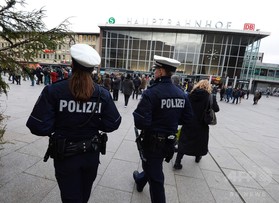 複数の移民らを暴徒が襲撃、独ケルン 警察発表 複数の移民らを暴徒が襲撃、独ケルン 警察発表