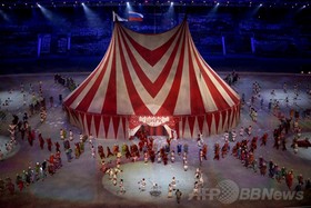 体重120キロの女性が倒れてワニが負傷、ロシアのサーカス団 体重120キロの女性が倒れてワニが負傷、ロシアのサーカス団