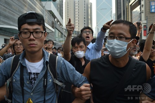 香港デモ隊、数十人のマスク集団と衝突 香港デモ隊、数十人のマスク集団と衝突