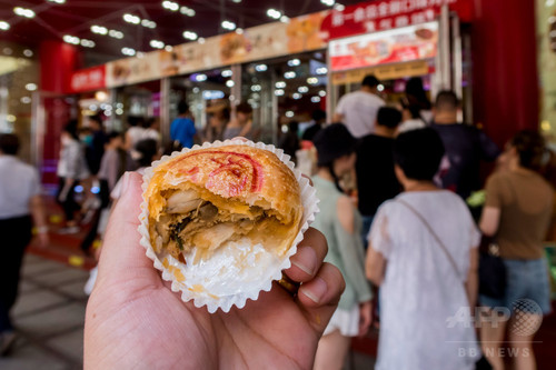 行列の月餅店 具は漬物と… 上海 行列の月餅店 具は漬物と… 上海