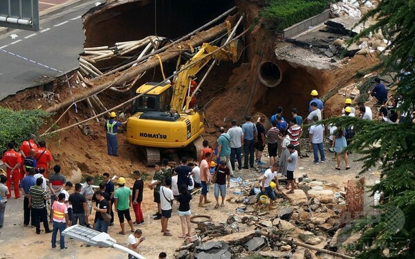 中国で道路の陥没事故、行方不明者を捜索 河南省