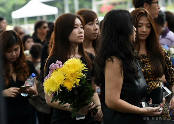 リー・クアンユー元首相の冥福祈る市民、シンガポール
