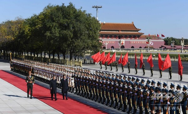 中国訪問中の安倍首相、歓迎式典で儀仗兵を閲兵