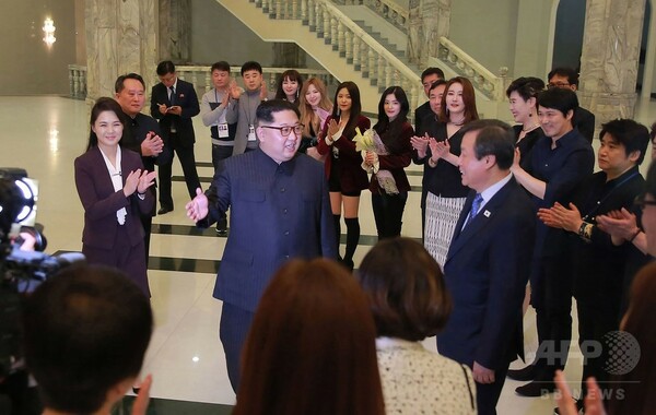 正恩氏「感動を禁じ得なかった」 韓国芸術団の公演に笑顔で拍手