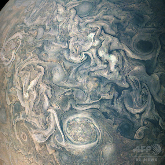 無秩序に渦巻く木星の雲、13度目のフライバイで撮影 無秩序に渦巻く木星の雲、13度目のフライバイで撮影