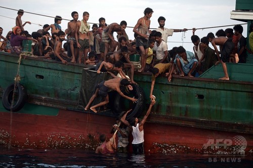 難民船がインドネシア沖で沈没、700人超を救助 難民船がインドネシア沖で沈没、700人超を救助