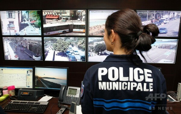仏トラック突入、カメラ映像報告で内務省が警察に圧力か