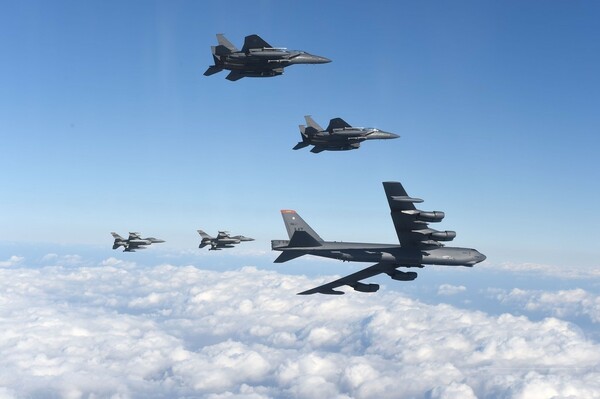 米軍B52爆撃機が韓国で低空飛行、北朝鮮をけん制