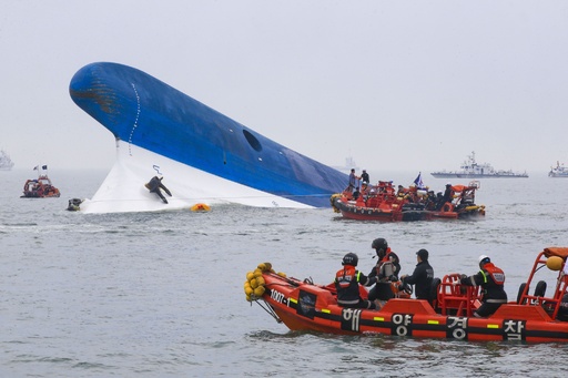 韓国の旅客船沈没、死者6人 不明290人に