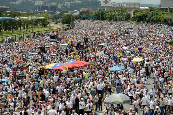 ベネズエラ、大統領の退陣求め大規模全国デモ