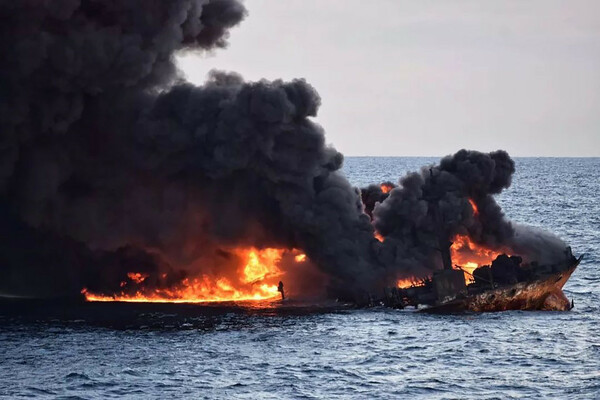 中国沖で衝突炎上のタンカーが沈没、乗組員の生存絶望的