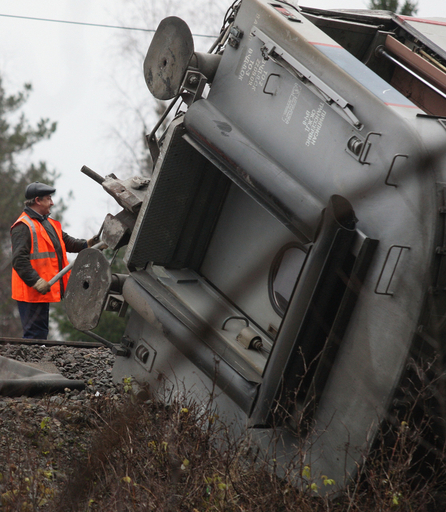 ロシア列車脱線事故、39人死亡 テロの可能性も