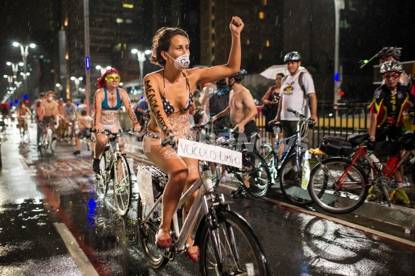 Nude cyclers celebrate World Naked Bike Ride - CBS News