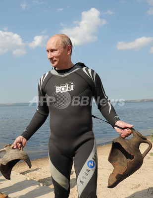 「タフガイ」プーチン首相が海底遺跡を探索、6世紀のつぼ発見 「タフガイ」プーチン首相が海底遺跡を探索、6世紀のつぼ発見