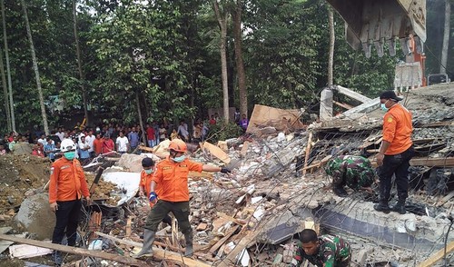 インドネシアの地震、死者25人に 数百人が負傷か インドネシアの地震、死者25人に 数百人が負傷か
