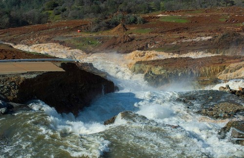 【写真特集】米オロビルダムの放水路損傷 【写真特集】米オロビルダムの放水路損傷