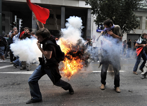 ギリシャのゼネスト、アテネの銀行炎上で3人死亡