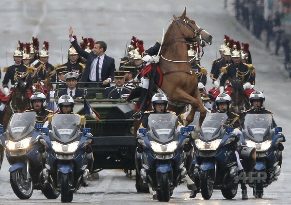 仏新大統領就任パレード、後脚で立つ馬…ナポレオン肖像画風？