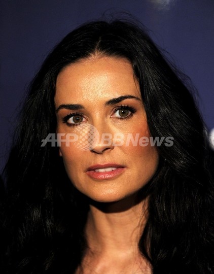 女優デミ・ムーアさんとニア・ヴァルダロスさん、ツイッターで自殺防ぐ 女優デミ・ムーアさんとニア・ヴァルダロスさん、ツイッターで自殺防ぐ